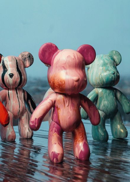 Роспись мишки Bearbricks в технике флюид-арт с видом на Неву