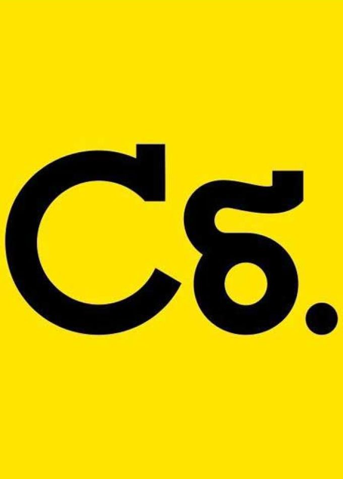 Лицо сестры в сиянии стекла