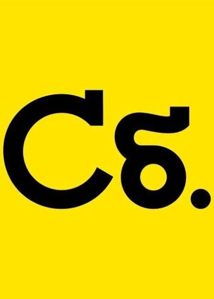 Лицо сестры в сиянии стекла