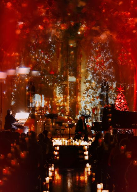 Рождественский орган при свечах