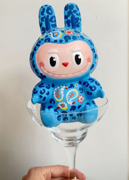 Роспись игрушки Лабубу от Артвайбс в ресторане "Маймун"