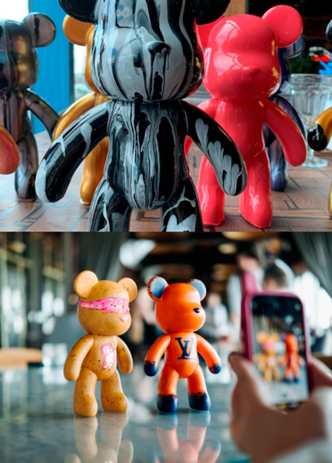 Роспись мишки Bearbricks в технике флюид-арт в ресторане "Маймун"