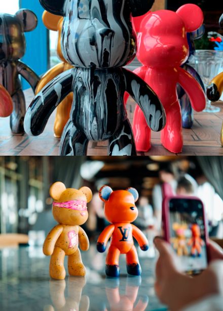 Роспись мишки Bearbricks в технике флюид-арт в ресторане "Маймун"
