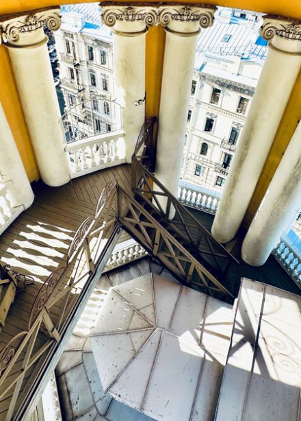 Настоящий маст-хэв: парадные, коммуналка и весь город сверху