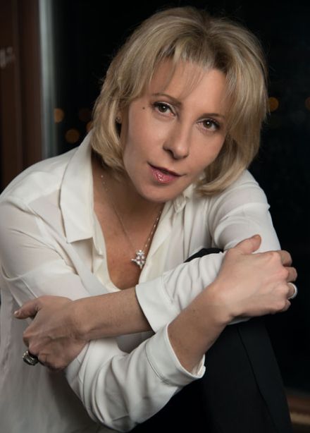 Поэтический спектакль "13 вопросов к Ахматовой" народной артистки РФ Юлии Рутберг