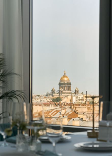 МУЗЫКА ГОЛЛИВУДА НА САКСОФОНАХ. В Панорамном ресторане отеля «Амбассадор»