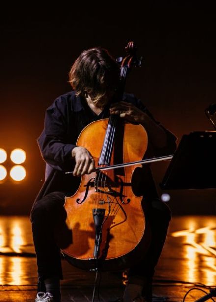 РОК-ХИТЫ НА ВИОЛОНЧЕЛЯХ В АРТ-ПРОСТРАНСТВЕ «ФАБРИКА»